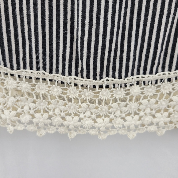 Black and White Stripe Short Sleeve Crop Top Size Small - Picture 3 of 4